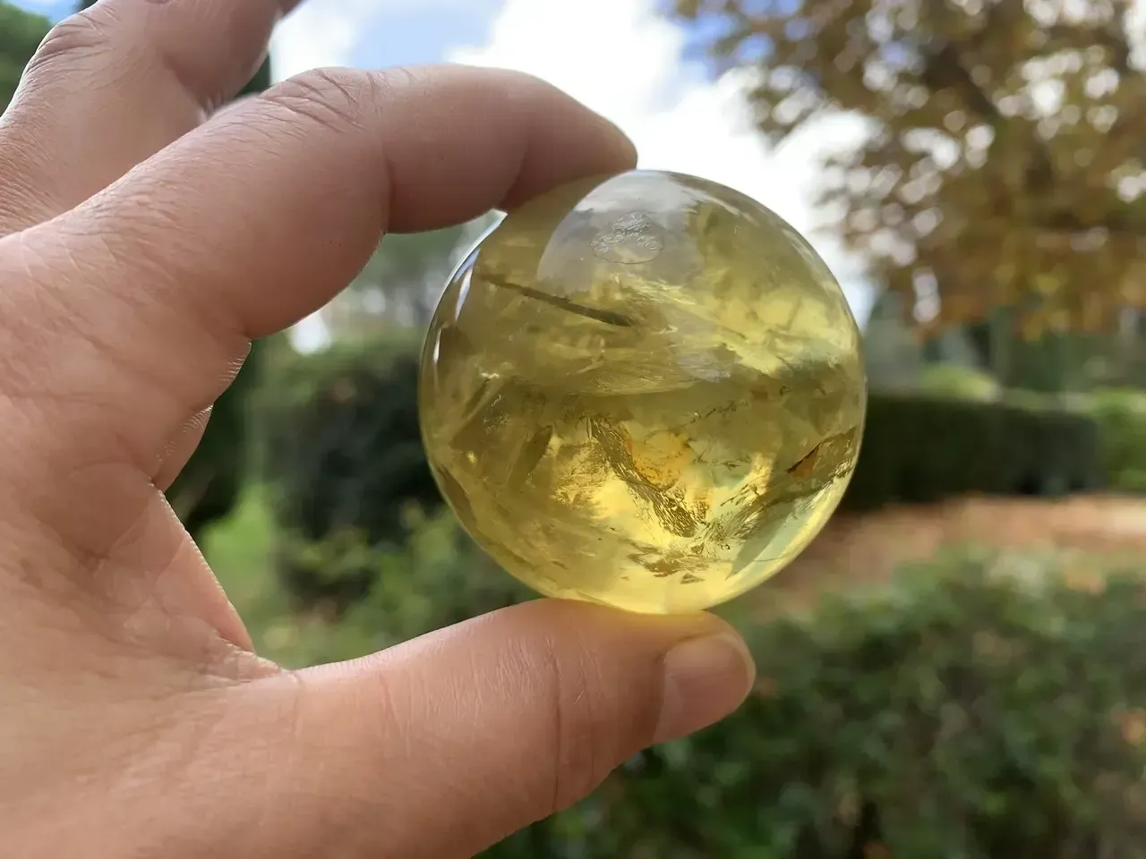 Sphère en quartz naturel doré à inclusions de fer