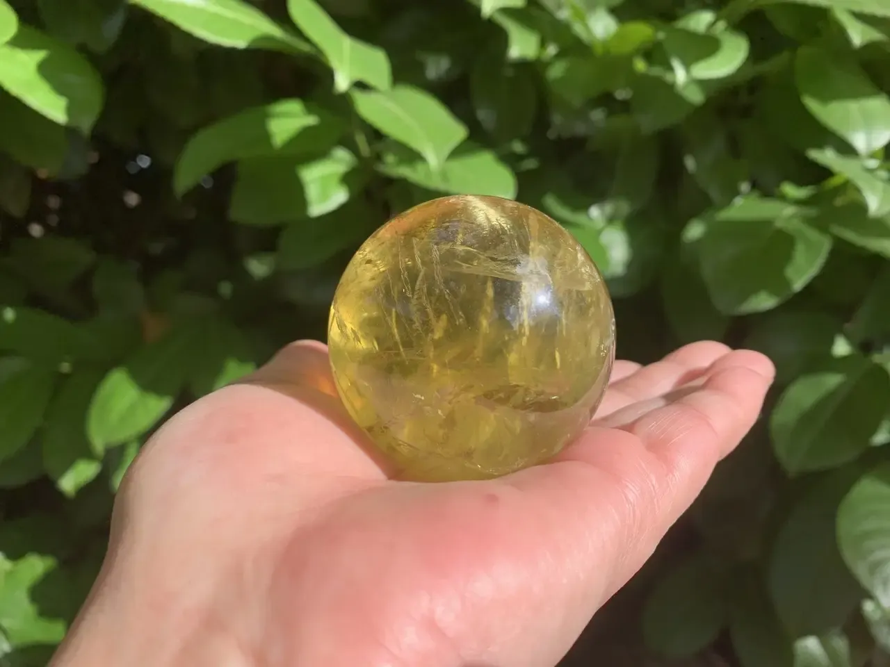 Sphère quartz naturel doré à inclusions de fer