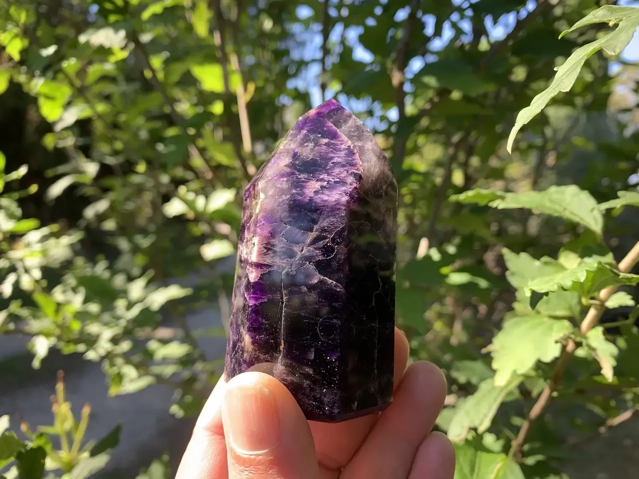 Pointe Améthyste naturelle à inclusions de Cacoxénite