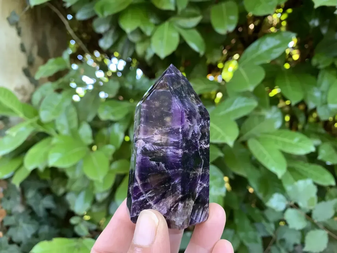 Pointe Améthyste naturelle ​à inclusions de Cacoxénite