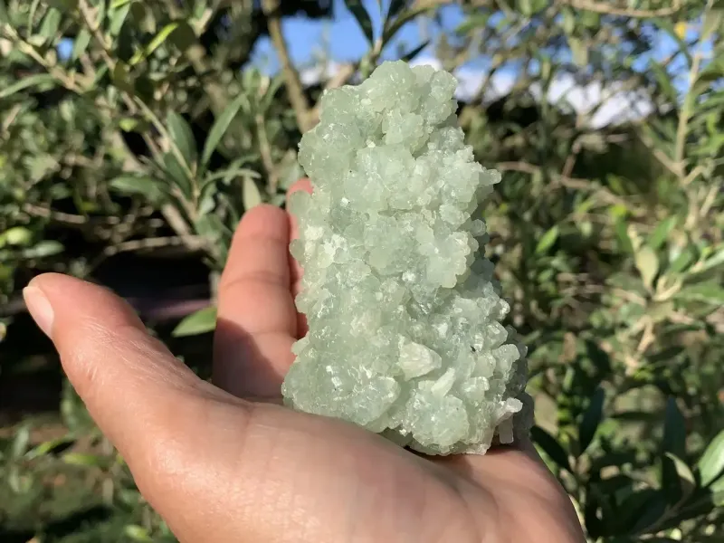 Préhnite verte cristallisée — agrégat botryoïdal naturel (260 g) — Maroc