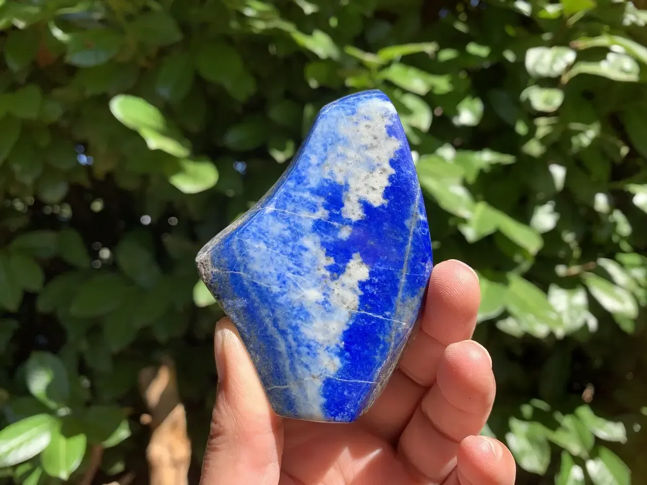 Lapis-lazuli naturel — minéral poli — Afghanistan