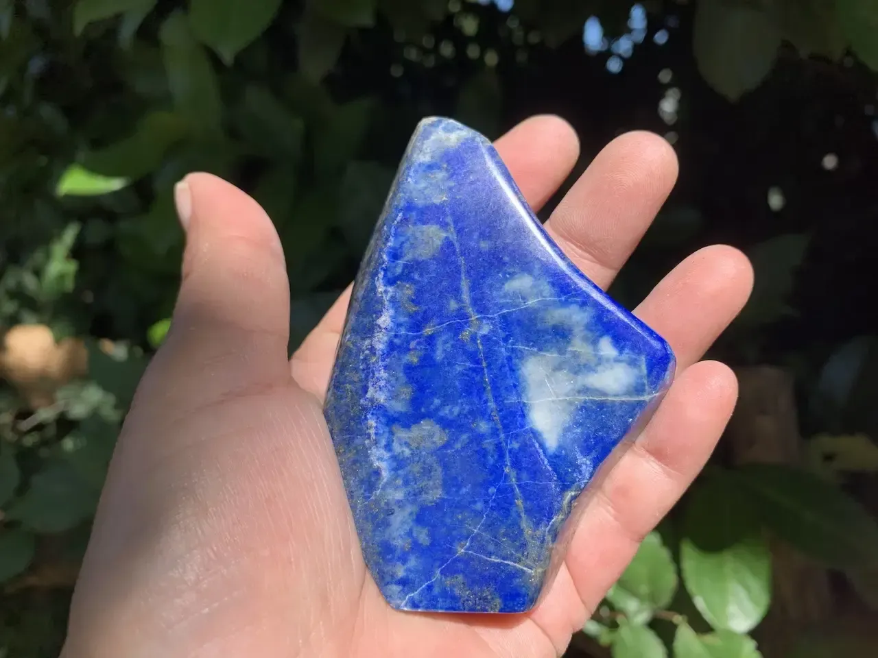 Lapis-lazuli naturel — minéral poli — Afghanistan