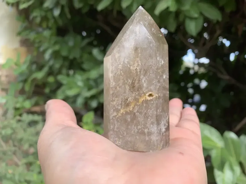 Quartz fumé naturel — pointe polie avec cristallisation interne