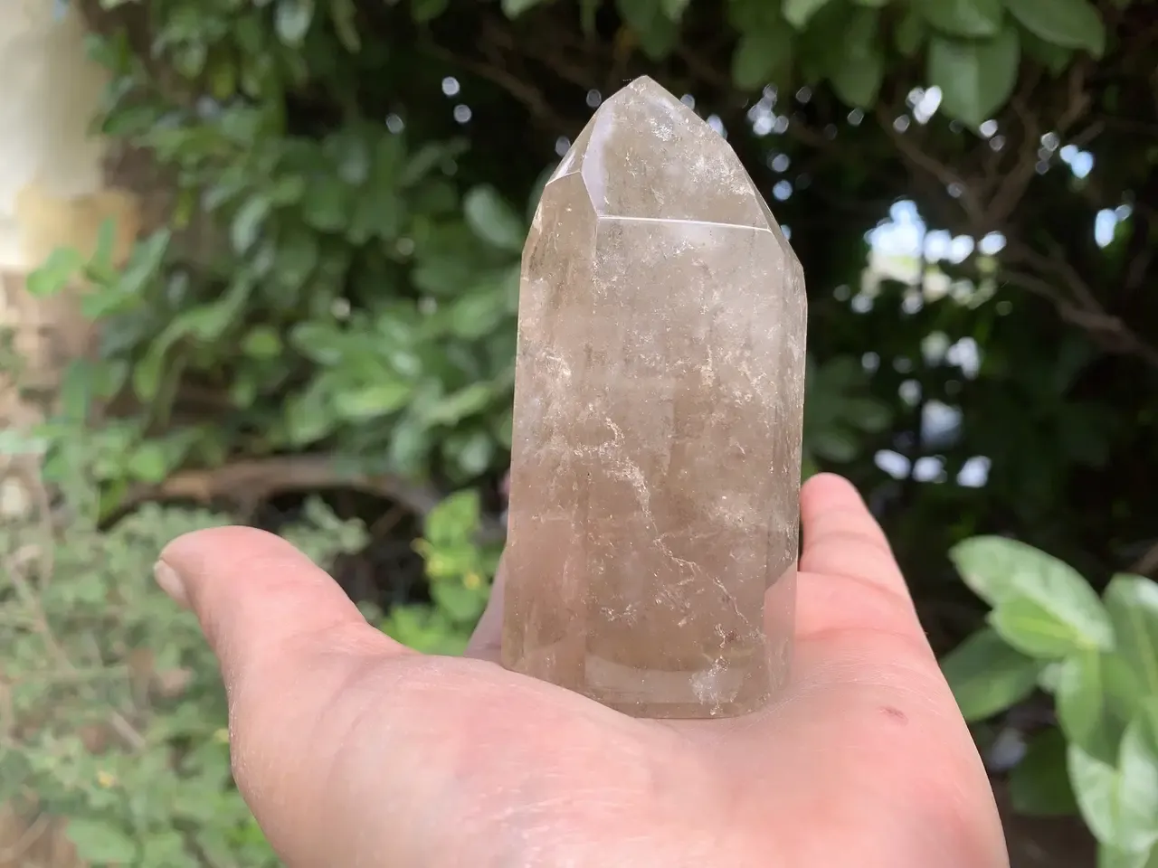 Quartz fumé naturel — pointe polie avec cristallisation interne