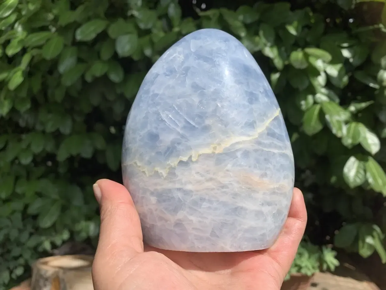 Calcite bleue naturelle — forme libre 950 g — Madagascar