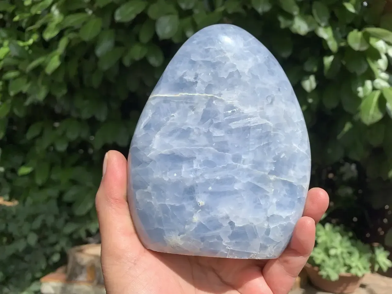 Calcite bleue naturelle — forme libre 950 g — Madagascar
