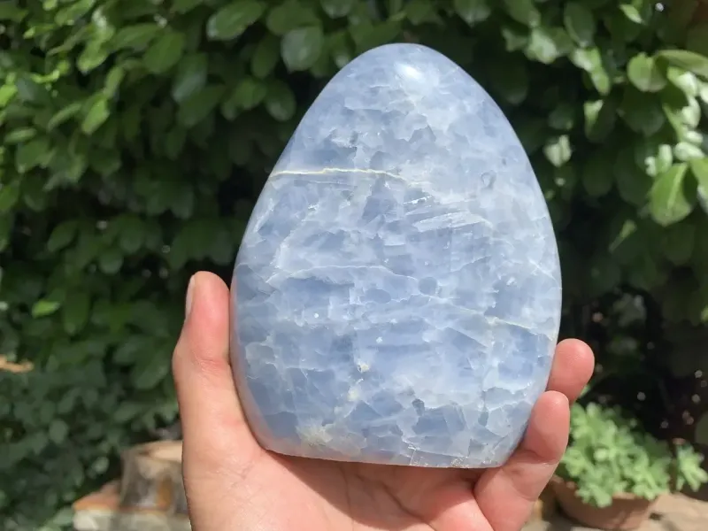 Calcite bleue naturelle — forme libre 950 g — Madagascar