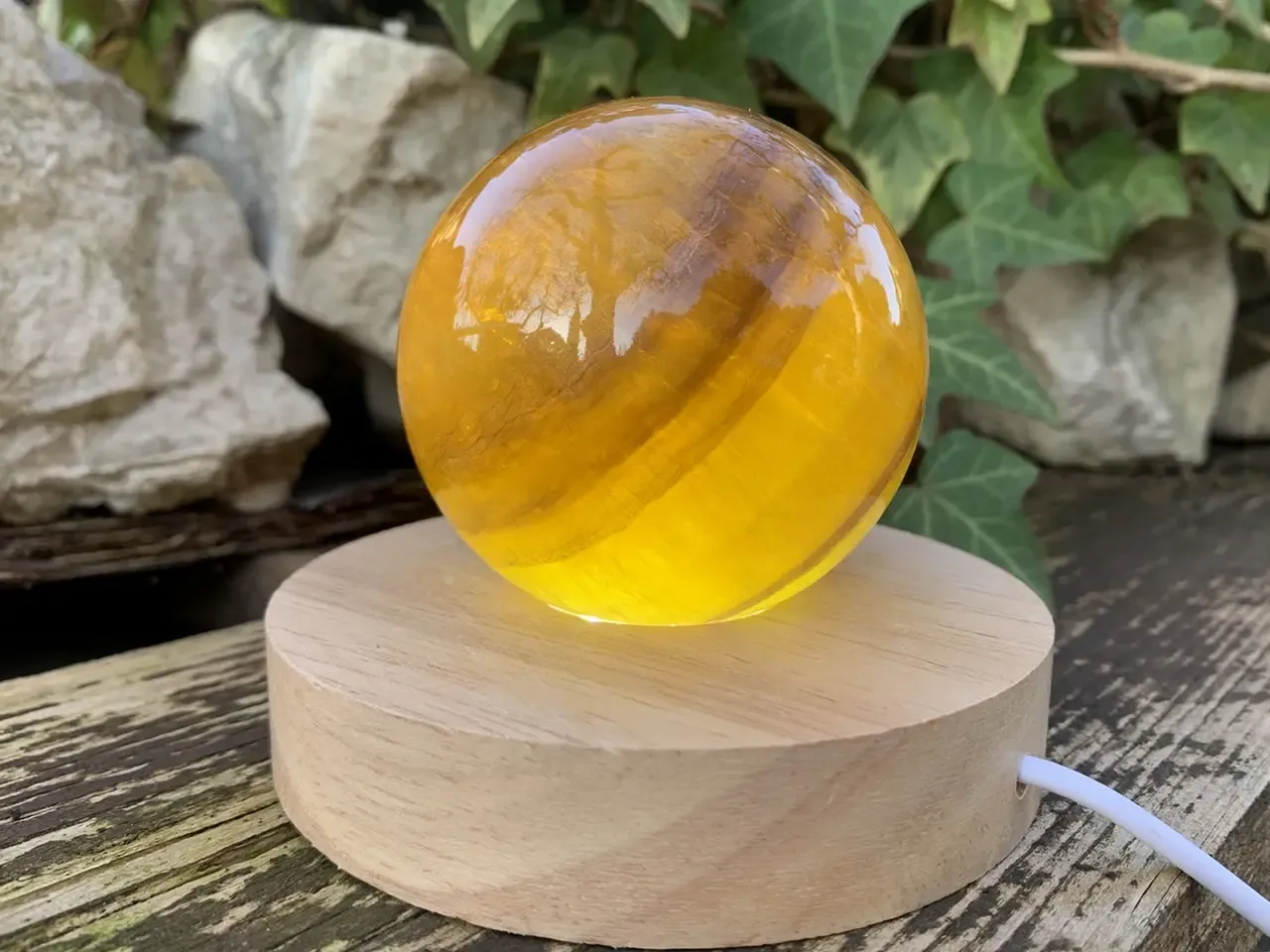 Sphère en fluorine jaune et violette naturelle