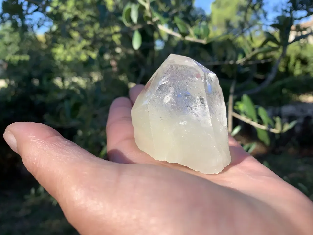 Quartz naturel à inclusions sulfureuses — pointe brute odorante — Brésil