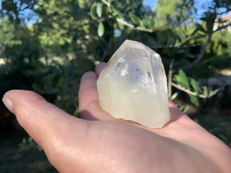 Quartz naturel à inclusions sulfureuses — pointe brute odorante — Brésil