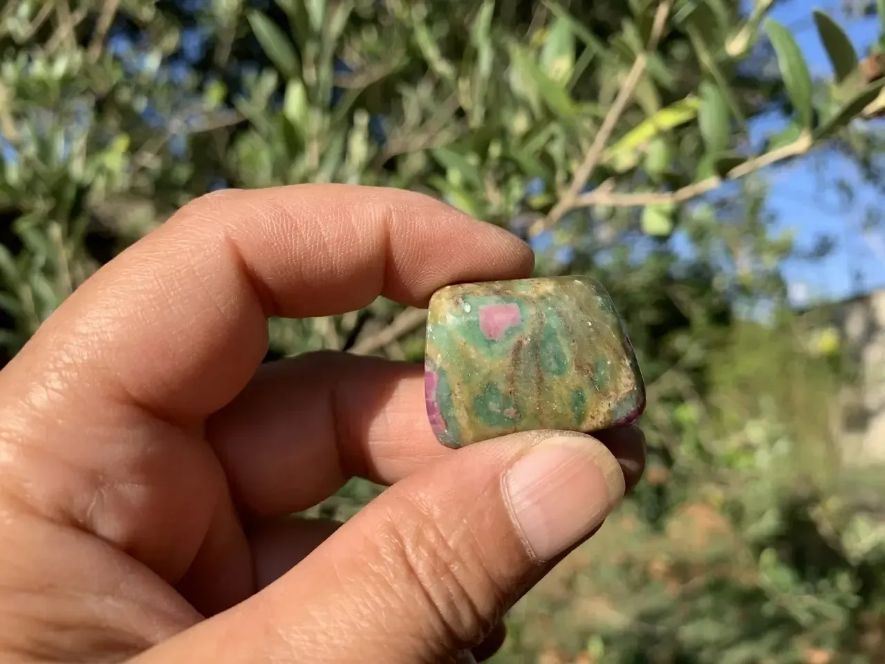 Pierre roulée Rubis sur fuschite naturelle — Inde