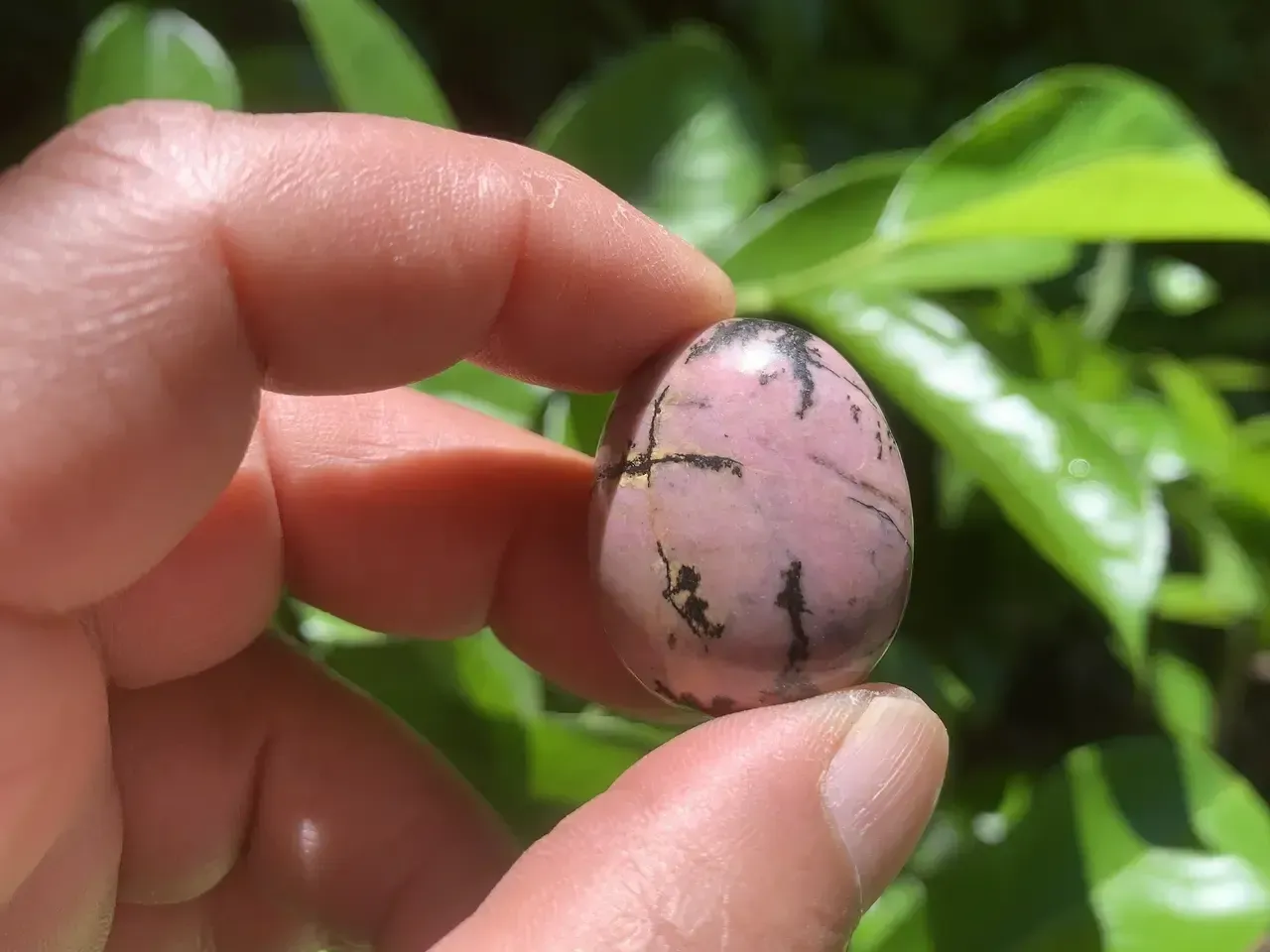 Pierre roulée Rhodonite naturelle  — Madagascar