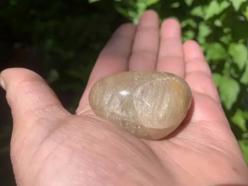 Galet quartz rutilé doré naturel — Brésil
