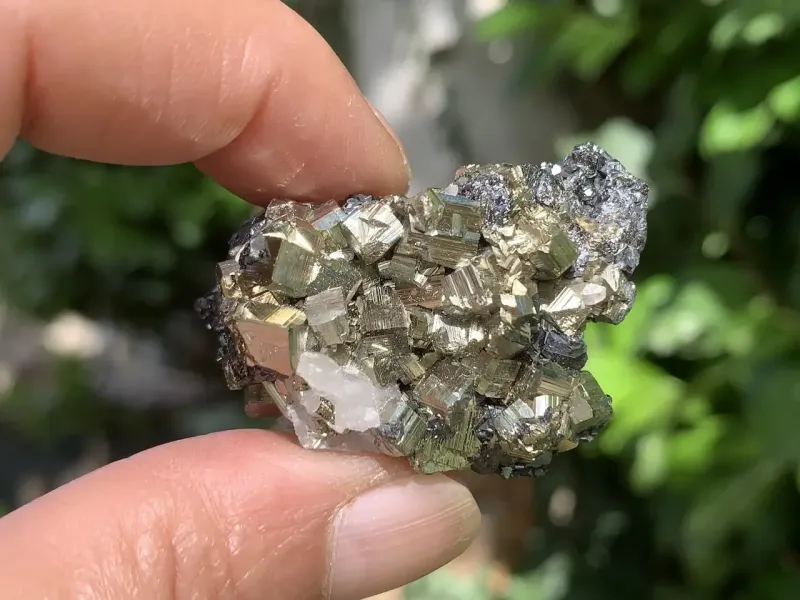 Pyrite cubique, sphalérite et quartz — Minéral brut du Brésil