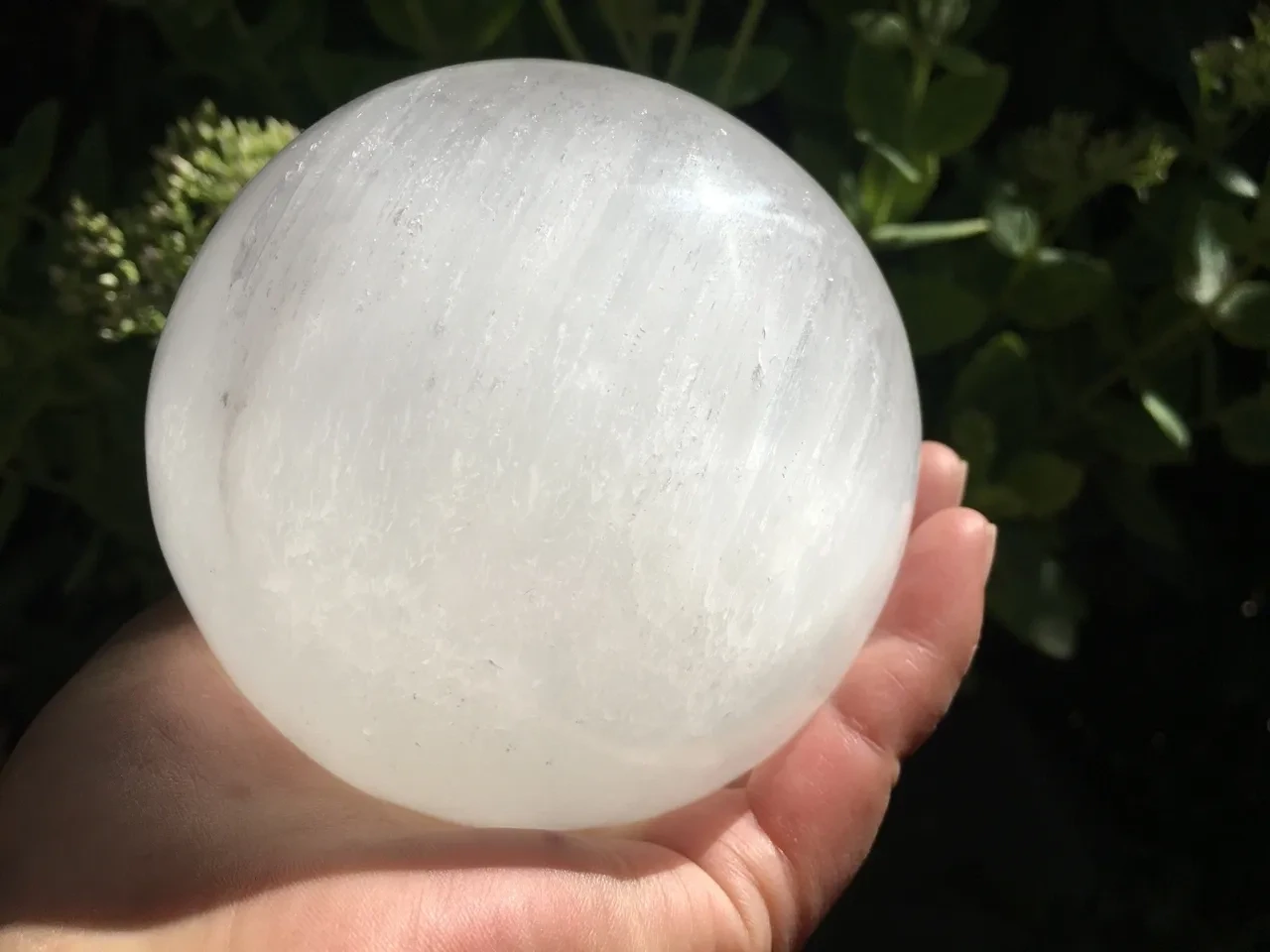 Sphère Sélénite naturelle du Maroc et socle lumineux