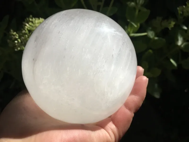 Sphère Sélénite naturelle du Maroc et socle lumineux
