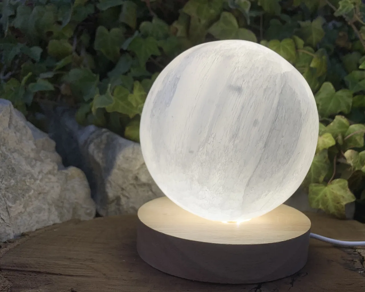 Sphère Sélénite naturelle du Maroc et socle lumineux