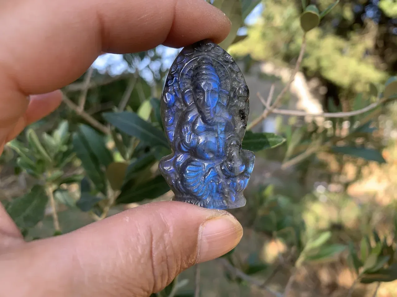 ​Ganesh sculpté en Labradorite – Pièce unique