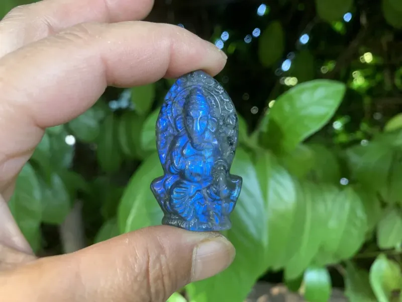 ​Ganesh sculpté en Labradorite – Pièce unique