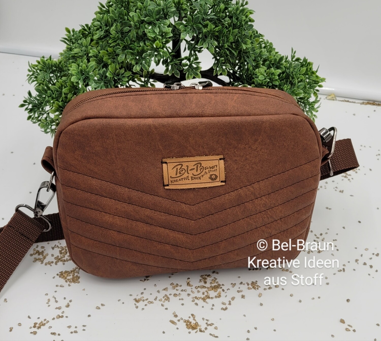 Kleine Schultertasche in antikbraun Kleine Schultertasche in antikbraun