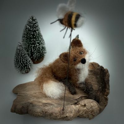 Fuchs mit Hummel