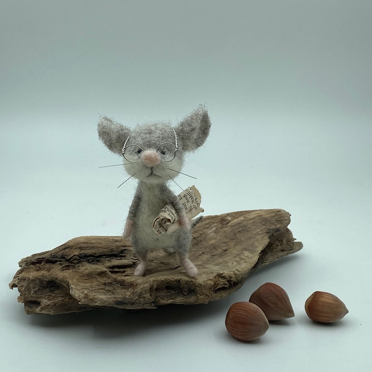 Lese - Maus mit Brille und Zeitung