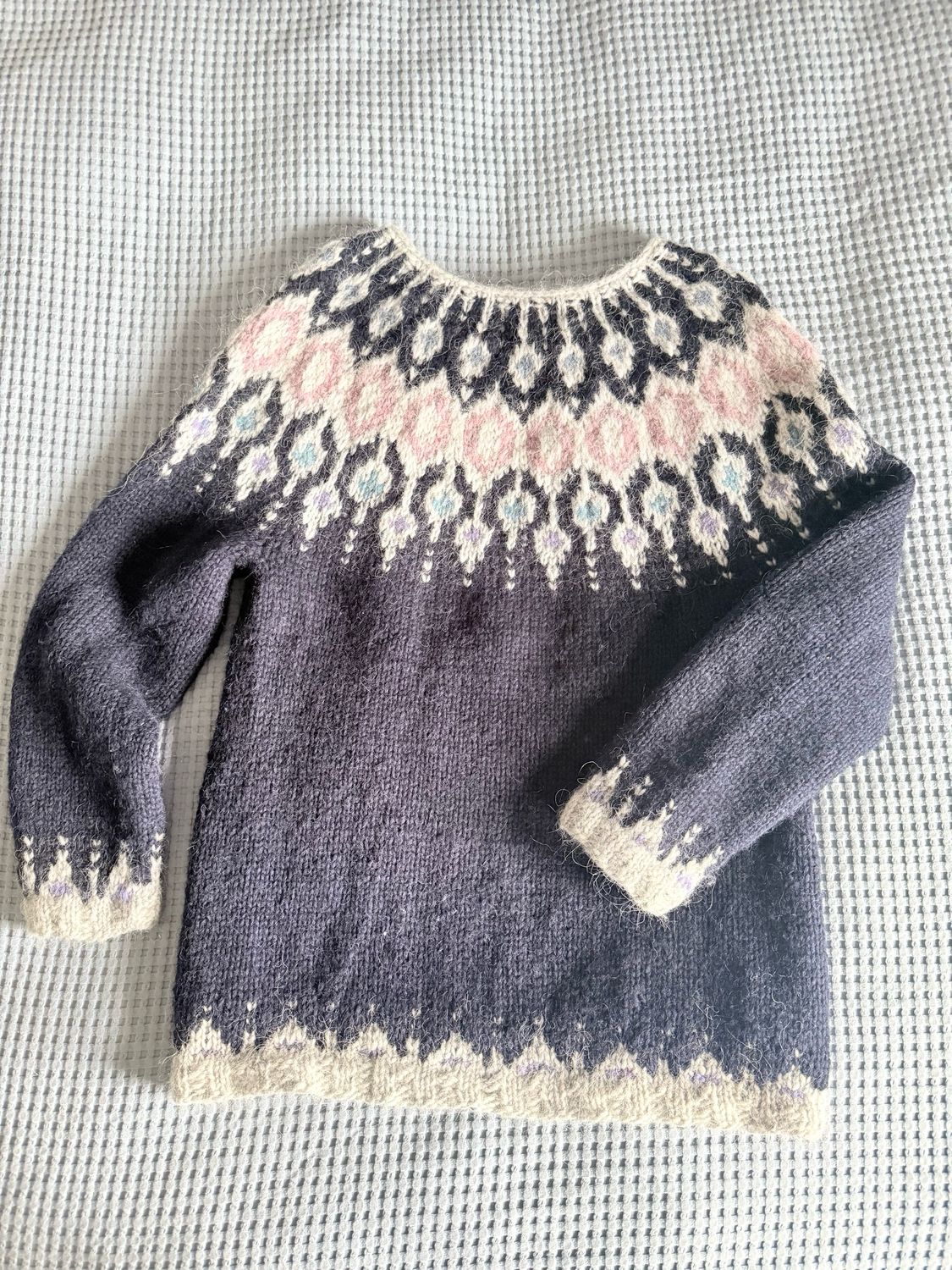 Islandpullover aus Plötulopi (super weich und flauschig) (M/L) lang Islandpullover aus Plötulopi (super weich und flauschig) (M/L) lang