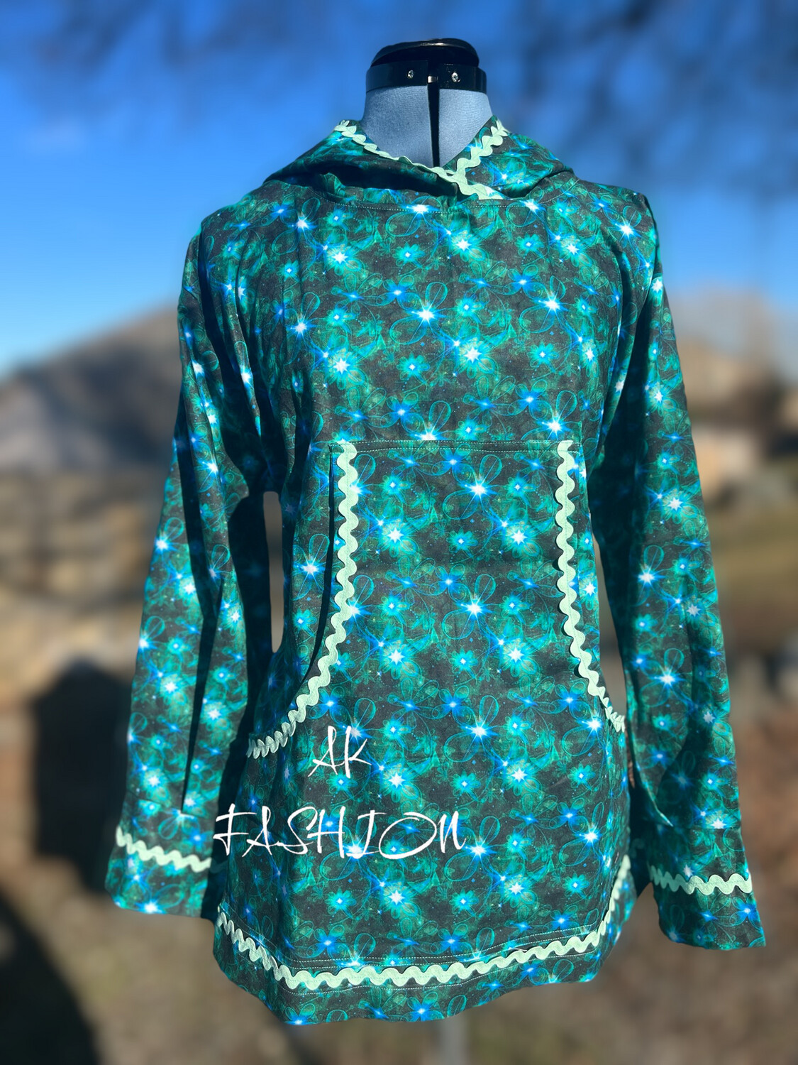 Brillant Stars On Green Women Kuspuk