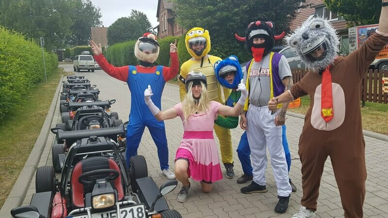 Junggesellenabschied 2 Std. Junggesellenabschied 2 Std. "für 7 Personen" inkl. Leihkostüme & Sekt