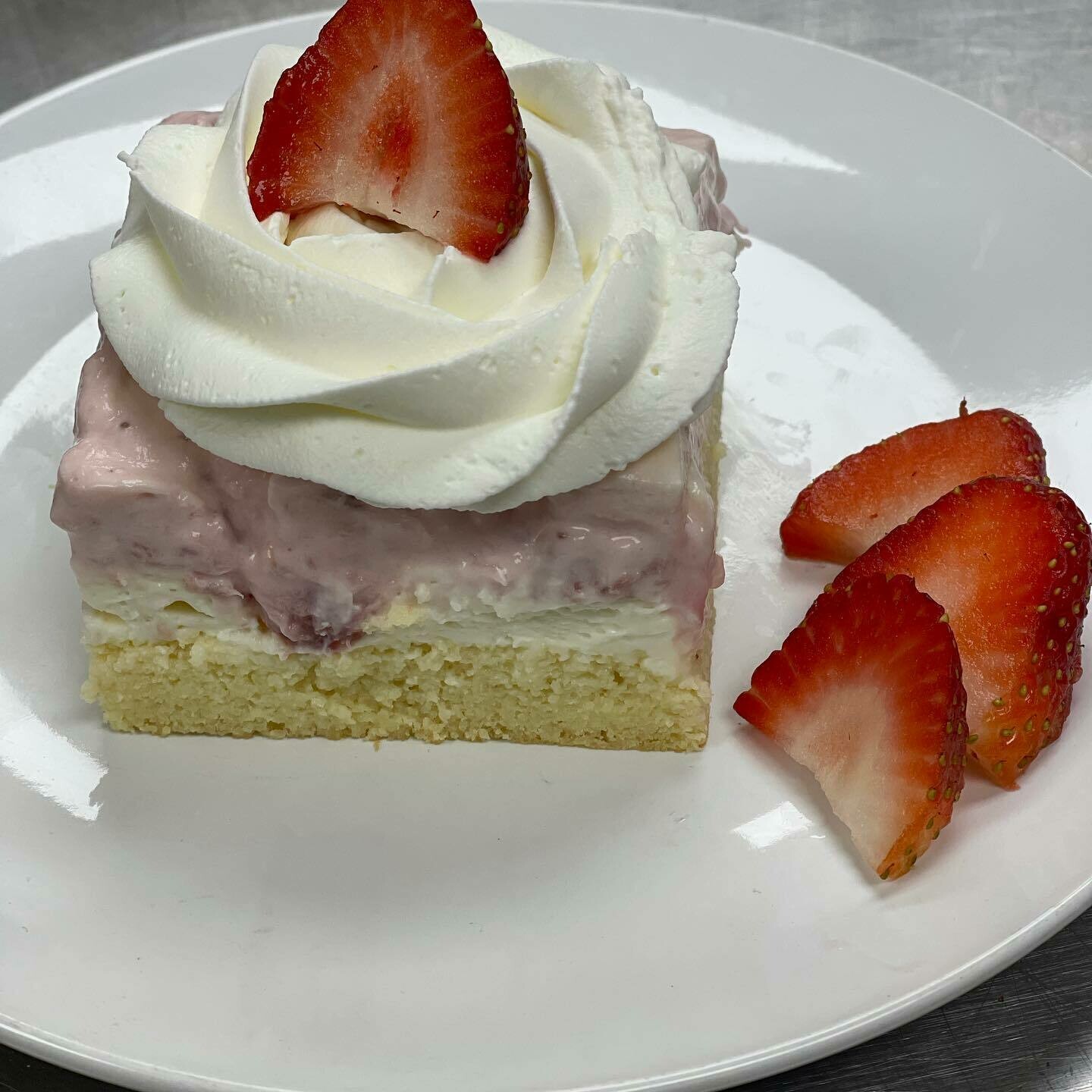 White Chocolate with strawberries cake