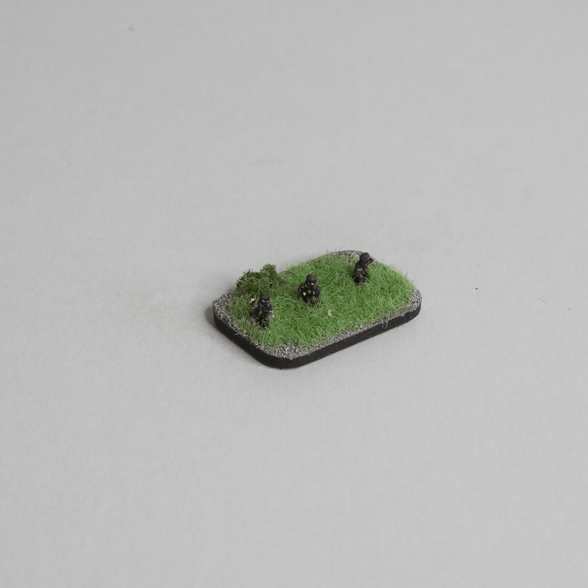 B312 British WW2 Para's gun crew kneeling (3 figures)