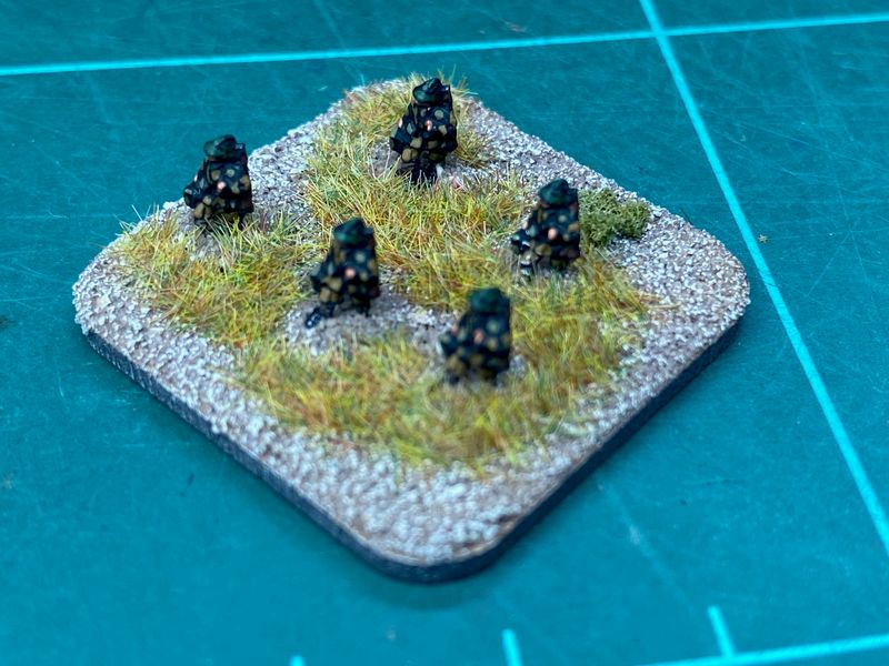 F307	WW2 1939 French in vareuse walking with satchel charge (5 figures)