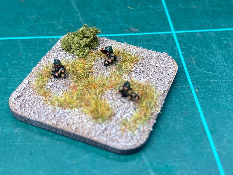 F308	WW2 1939 French in vareuse gun crew kneeling (3 figures)