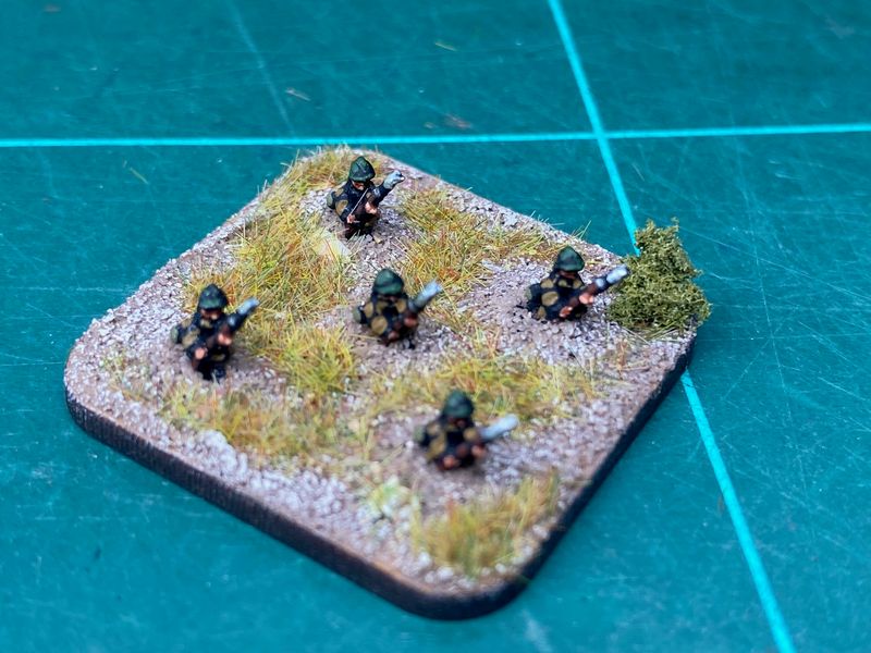 F312	WW2 1939 French in vareuse with VB fitted to rifle  (5 figures)