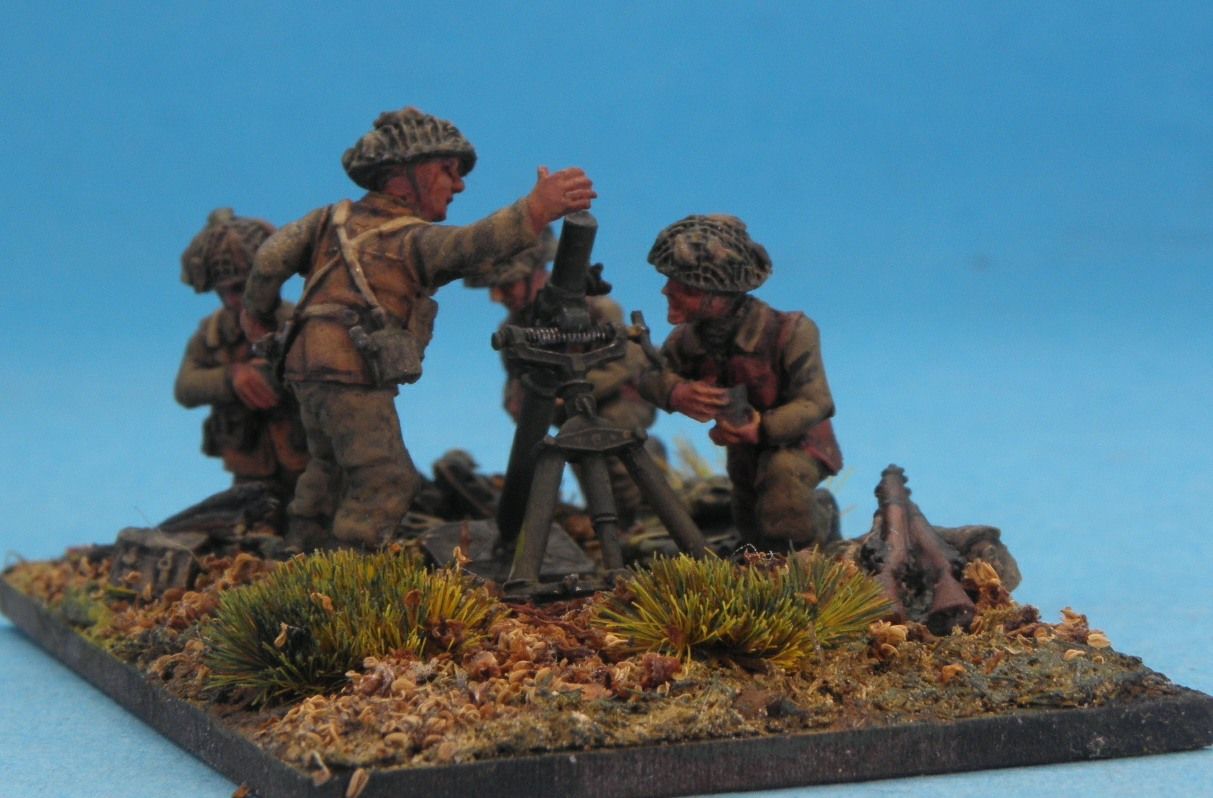 BWS 05B British Late war 3” mortar team, wearing winter gear, leather waistcoats  (4 figures & mortar)