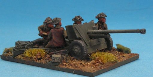 BWS 06A British Late war 6 pdr AT gun team, wearing winter gear, leather waistcoats  (4 figures)