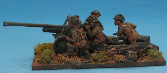 BWS 06B British Late war 6 pdr AT gun team, wearing winter gear, leather waistcoats  (4 figures)