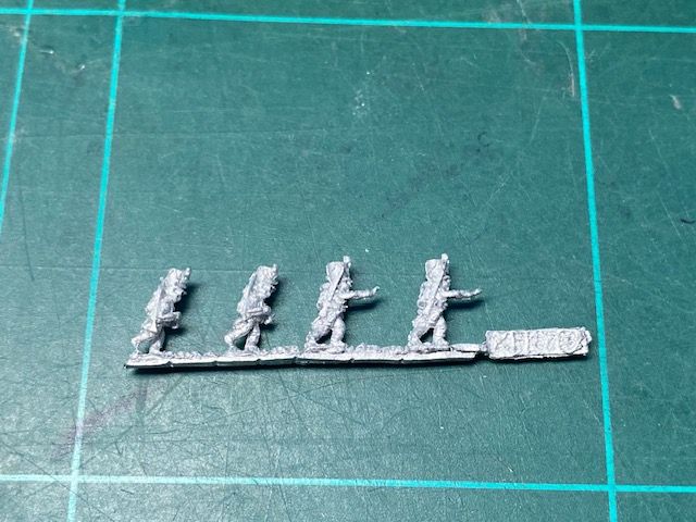 AD XFN 7B Artillery crew pushing