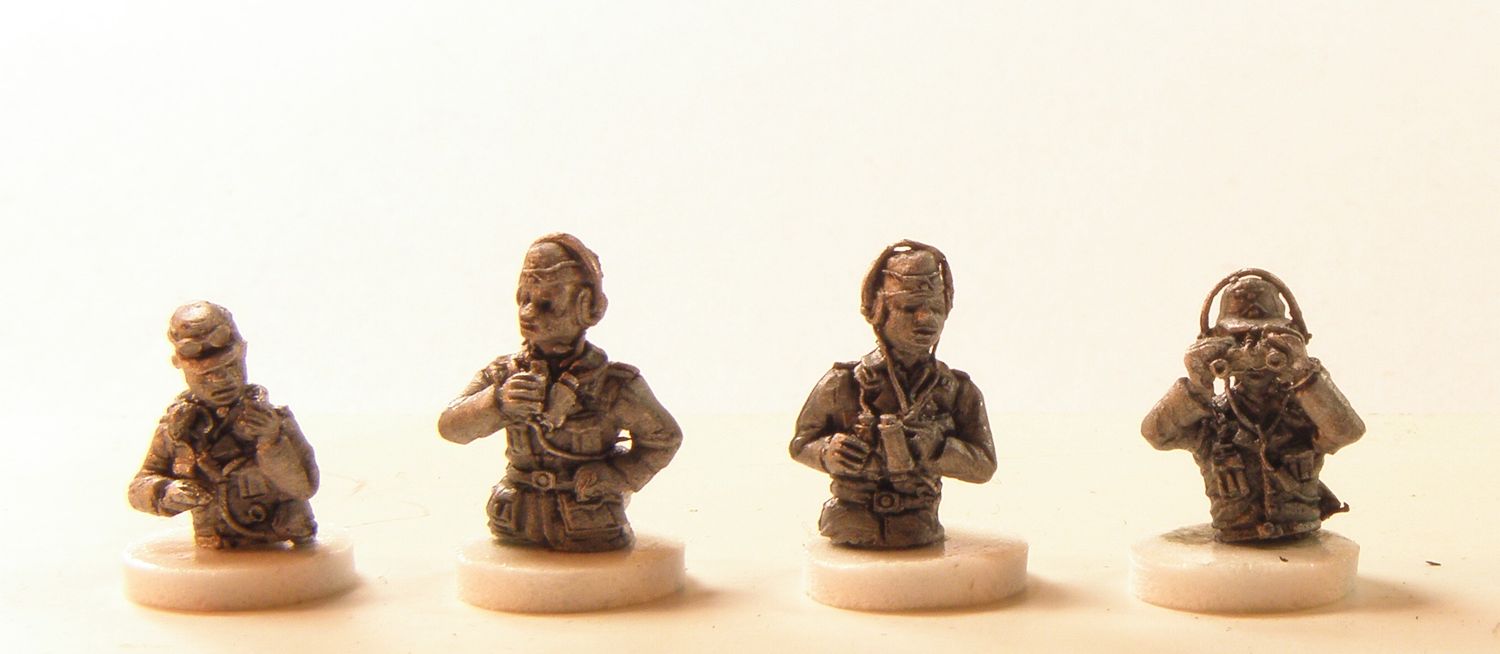 GAK 02 Half body figures in tunic mixed