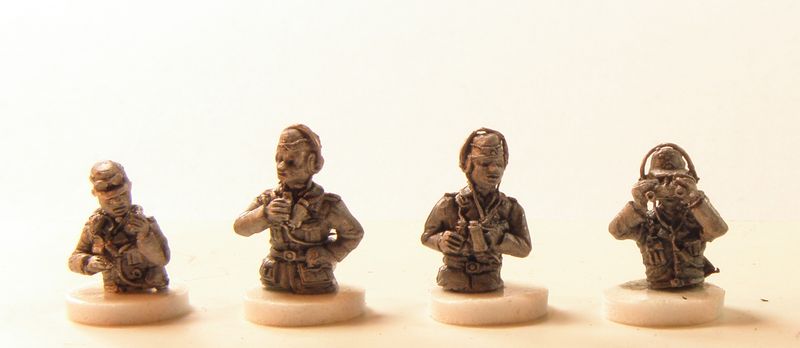 GAK 02 Half body figures in tunic mixed