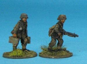 WPS 03 Waffen SS in  pea dot LMG team advancing (2 figures)