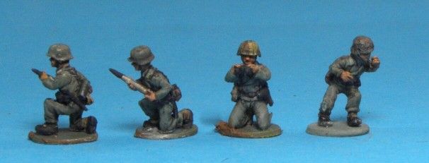 GLS 03A Panzer Grenadiers gun crew for Pak 40 all kneeling crew (4 figures)