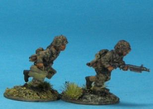 WPS 05 Waffen SS in  pea dot LMG team advancing (2 figures)