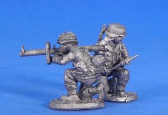 WPS 09B Waffen SS in pea dot Panzerschreck team kneeling (2 figures)