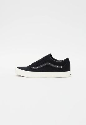 VANS OLD SKOOL NEGRA TACHUELAS