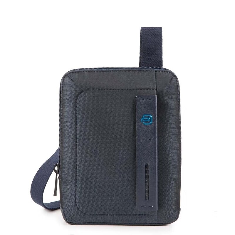 Piquadro.
Borsello organizzato con scomparto porta iPad®mini P16
Colore: Carta da zucchero.