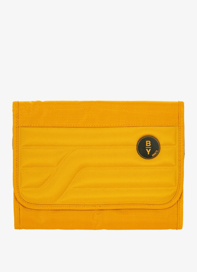 Bric&#39;s.
B|Y tri-fold necessaire.
Colore: Mango.