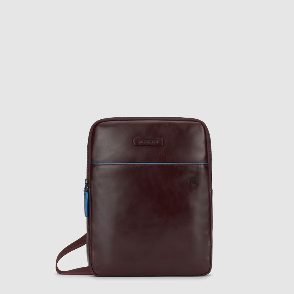 Piquadro.
Borsello porta iPad® Blue Square.
Colore: Mogano.
