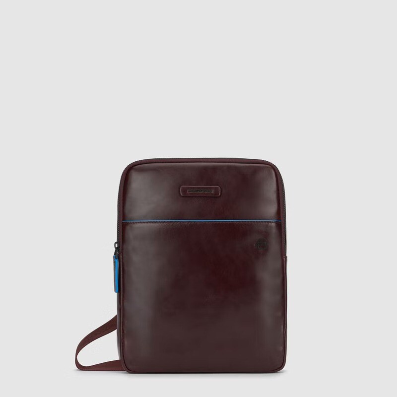 Piquadro.
Borsello porta iPad® Blue Square.
Colore: Mogano.